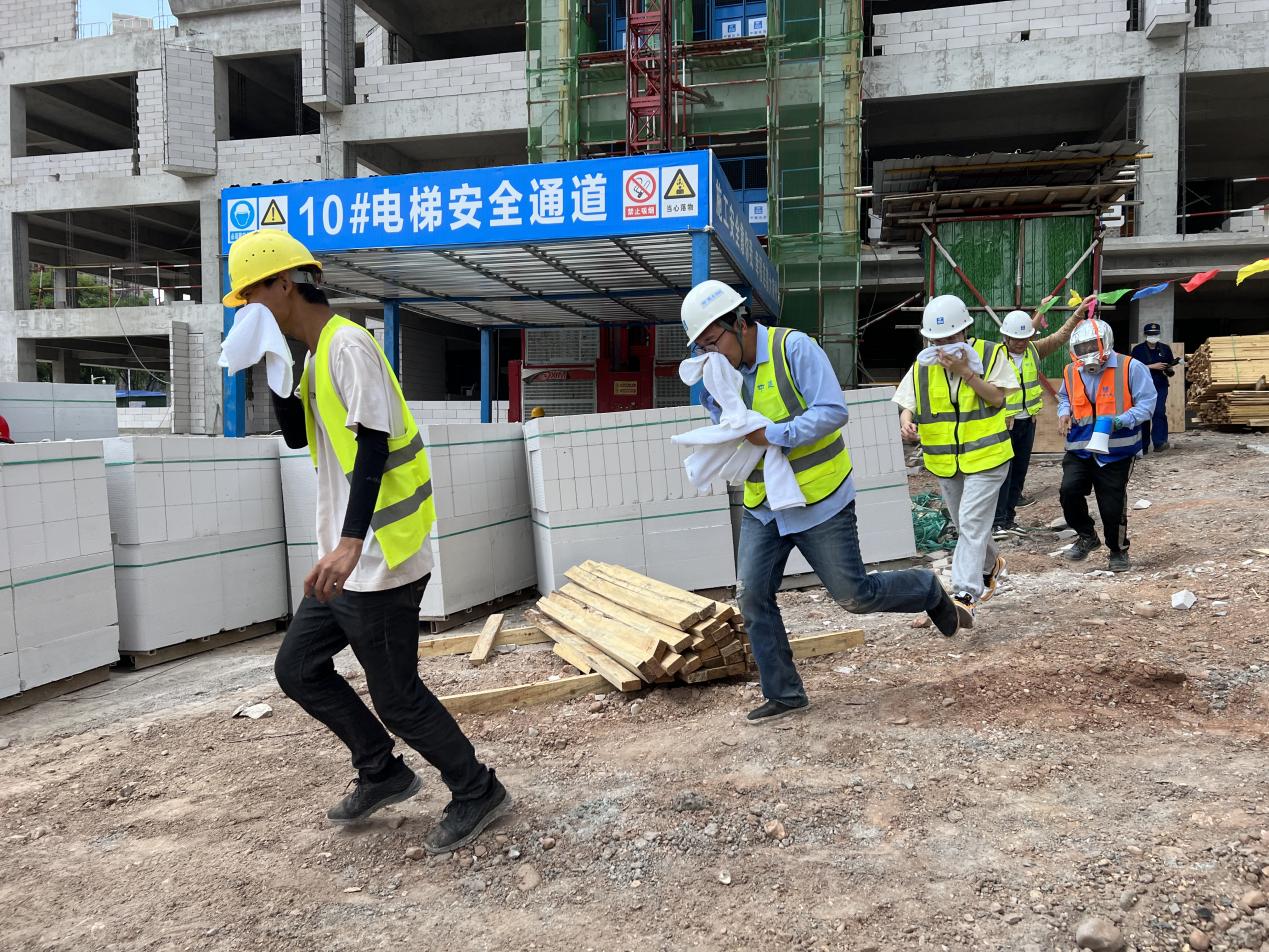 安寧市官廂街更新改造工程項(xiàng)目開(kāi)展消防應(yīng)急演練