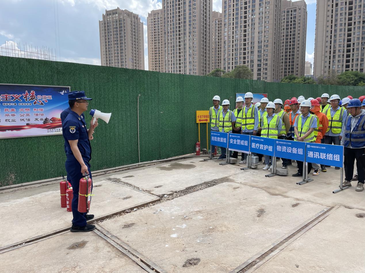 安寧市官廂街更新改造工程項(xiàng)目開(kāi)展消防應(yīng)急演練